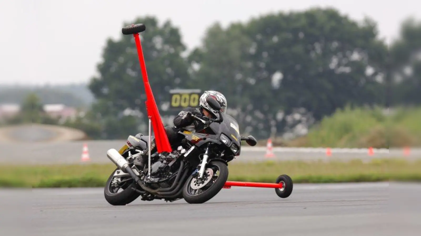 Das Gefühl für die perfekte Kurve bekommen: Am Stand der ADAC Fahrsicherheitszentren in Halle 4 der IMOT vom 19. bis 21. Februar 2016 im MOC München-Freimann. (Foto: ADAC)