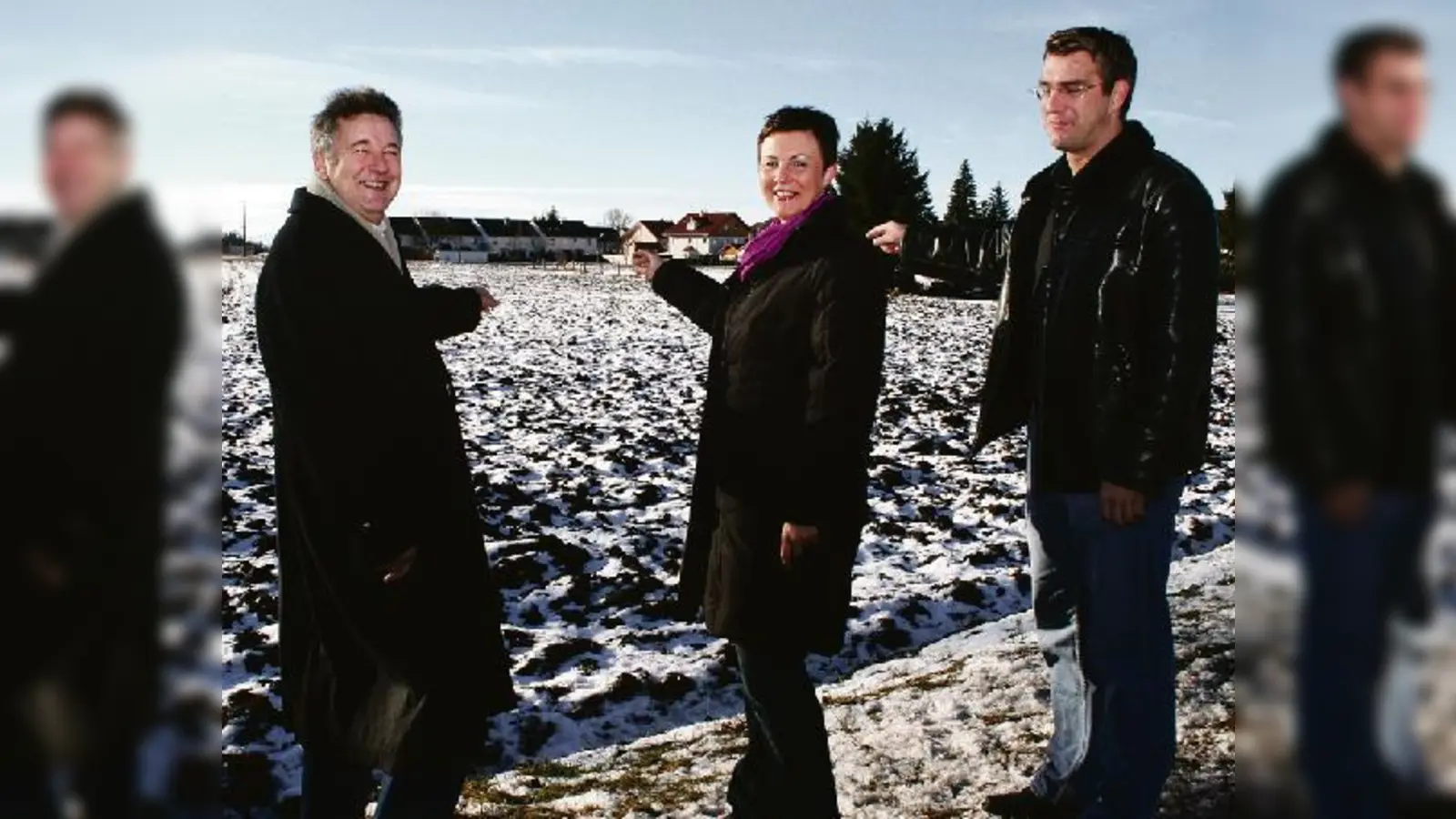 Alle drei sind sie in großer Vorfreude: Bürgermeister Georg Rittler sowie die Grundstückseigentümer Anna und Thomas Heilmair zeigen auf das Areal, auf dem bald ein Edeka-Markt für die Plieninger gebaut werden  (soll.Foto: pt)