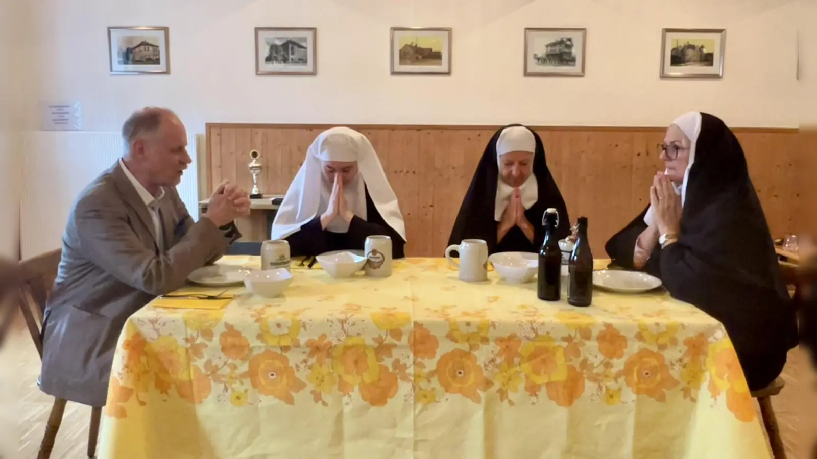 Im Frauenkloster spielt „Ach Du lieber Gott”, das neue Stück des Moosacher Brett'ls. (Foto: s' Moosacher Brett'l)