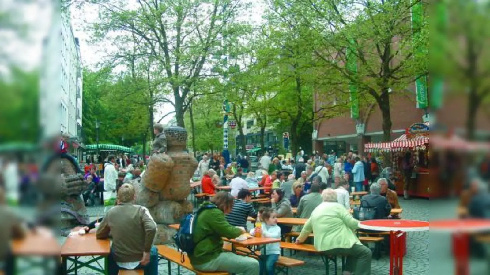 Der Mittelpunkt ist wieder da: Bürger und Politiker feierten am Samstag den neuen Maibaum, der tags zuvor von der Feuerwehr aufgestellt worden war. (Foto: bb)