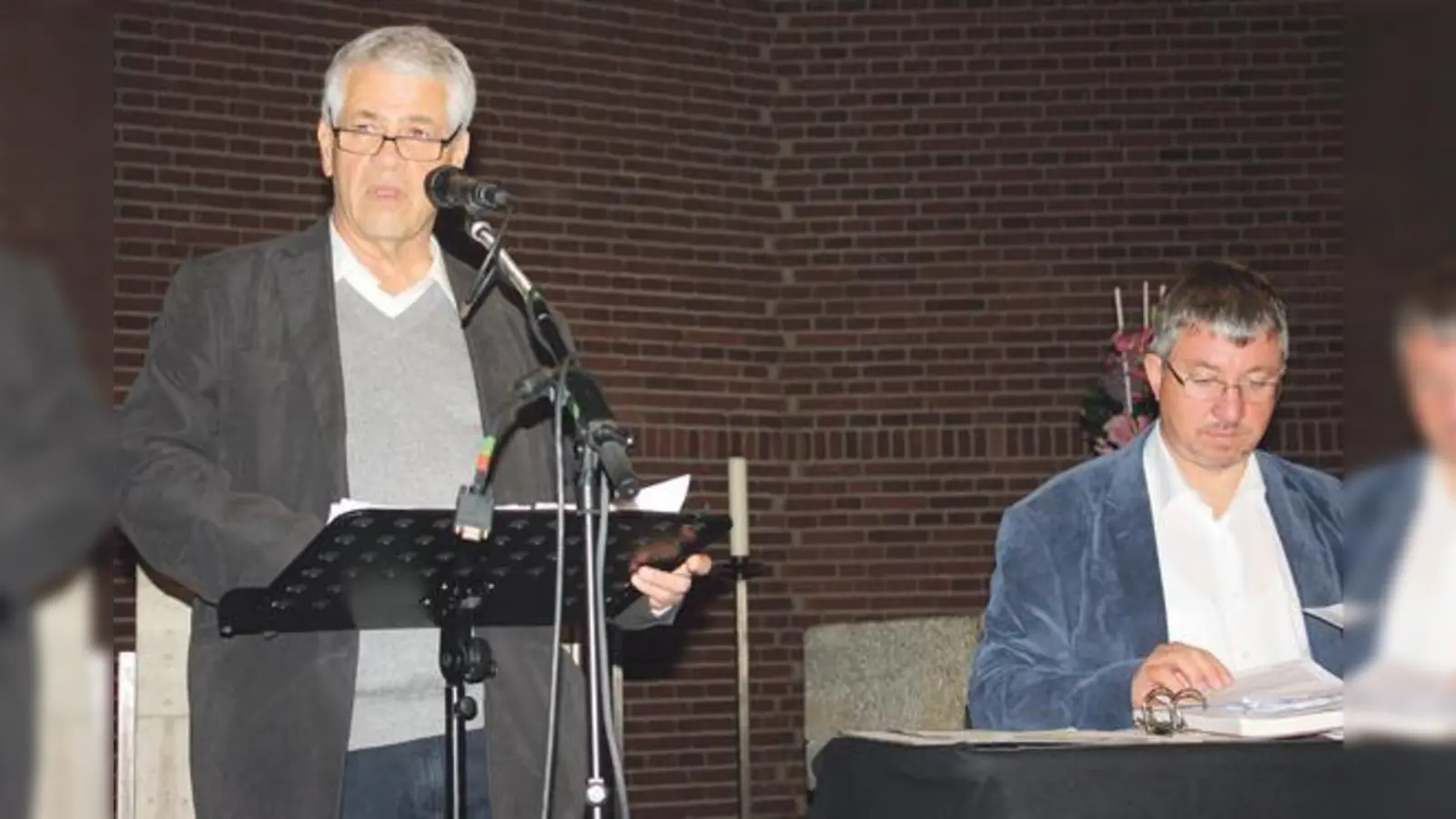 Das Busproblem war eines der Themen bei der Bürgerversammlung. Walter Klein, Vorsitzender des Bezirksausschusses Schwabing-West (BA 4), und Stadtrat Christian Müller führten durch den Abend.      (Foto: Julia Stark)
