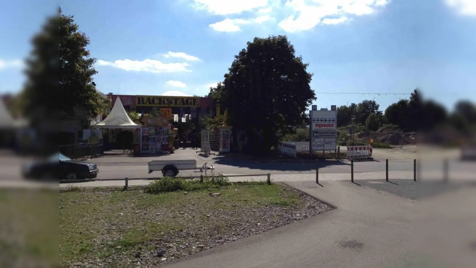 Nach Ansicht des BA soll der Ahorn an der Ecke des bisherigen Zugangs zum Backstage erhalten werden. (Foto: Hans-Georg Stocker)
