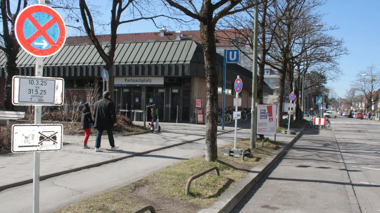 Wegen der Bauarbeiten an der U-Bahn kann bis Mai am Zugang zur Station nicht geparkt werden. Künftig werden hier 18 Schrägparkplätze ganz aufgegeben; dann können Fahrräder an dieser Stelle abgestellt werden. (Foto: job)