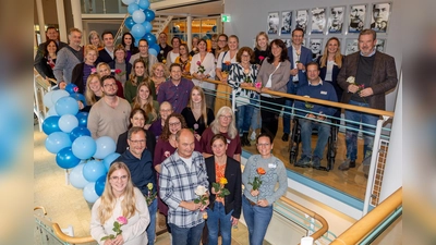 40 Mitarbeiterinnen und Mitarbeiter wurden für ihre langjährige Treue und ihr großes Engagement ausgezeichnet; auch Landrat Stefan Frey kann auf 25 Jahre im öffentlichen Dienst zurückblicken. (Foto: Landratsamt)