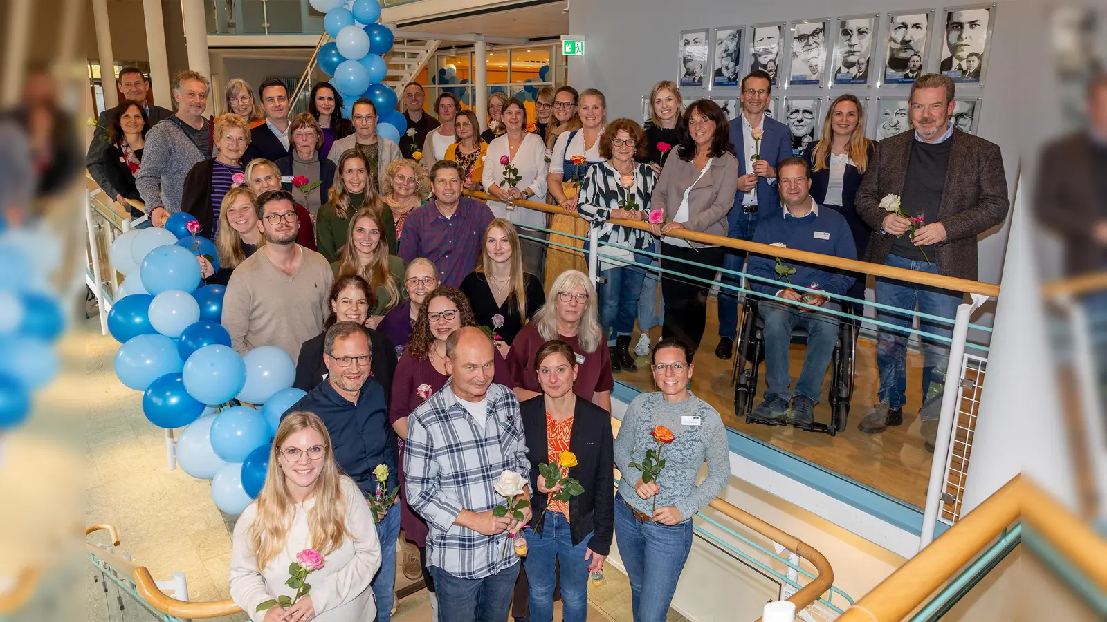 40 Mitarbeiterinnen und Mitarbeiter wurden für ihre langjährige Treue und ihr großes Engagement ausgezeichnet; auch Landrat Stefan Frey kann auf 25 Jahre im öffentlichen Dienst zurückblicken. (Foto: Landratsamt)