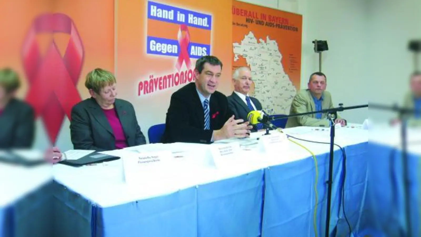 Hand in Hand gegen Aids: Doris Stankewitz, Dr, Markus Söder, Dr. Christoph Uleer und Thomas Niederbühl (v.l.). (Foto: pi)