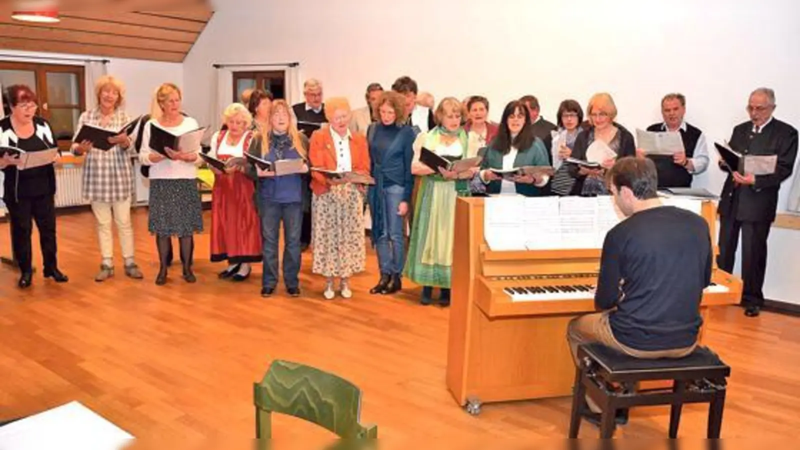 Der Gesangsverein Germania bei seinem Auftritt. Er wurde dabei begleitet am Klavier von Joachim Nikolai.	 (Foto: VA)