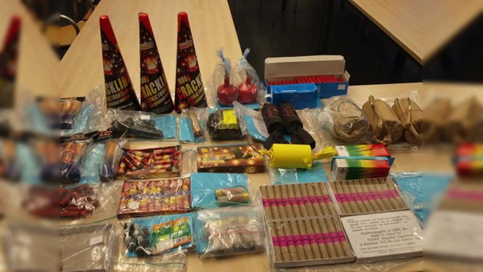 Diese unerlaubten und äußerst gefährlichen Feuerwerkskörper wurden von der Polizei beschlagnahmt.  	 (Foto: Polizei)