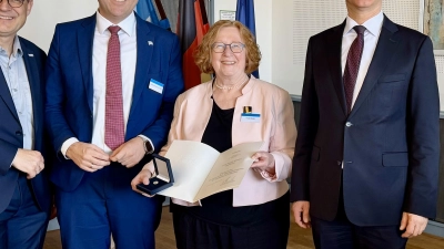 Freuten sich über die Auszeichnung (v.l.): Steffen Enzmann (Bezirksvorsitzender Bayerischer Landes-Sportverband), Benjamin Miskowitsch (MdL), Traude Mandel sowie Regierungspräsident Dr. Konrad Schober. (Foto: Regierung von Oberbayern)