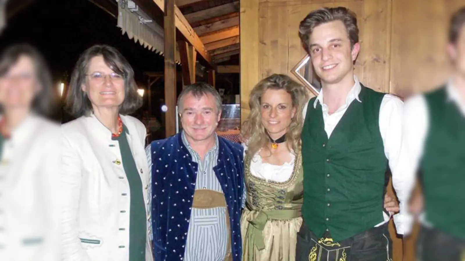 Erfolgreiche Bierprobe mit Bürgermeisterin Angelika Obermayr, Festwirt Anton Kainz, Bräuin Swantje Schlederer und Junior-Chef Gregor Schlederer (v. li.).	 (Foto: Otto Hartl)