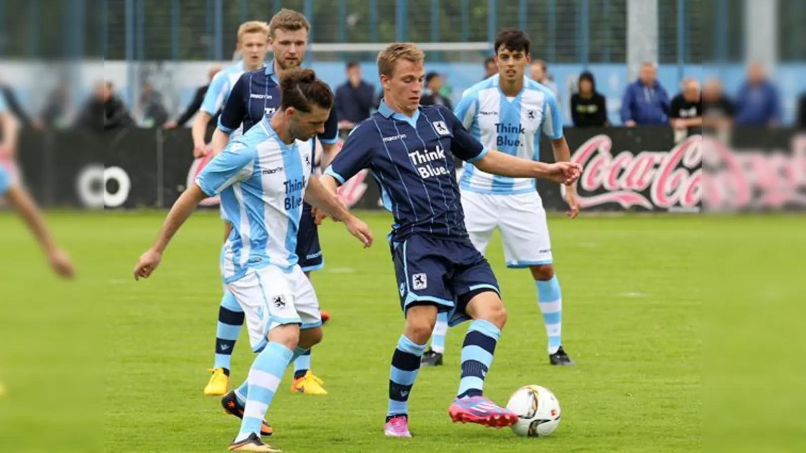 Beliebt bei den Fans: Das neue Löwen-Trikot.  (Foto: A. Wild)