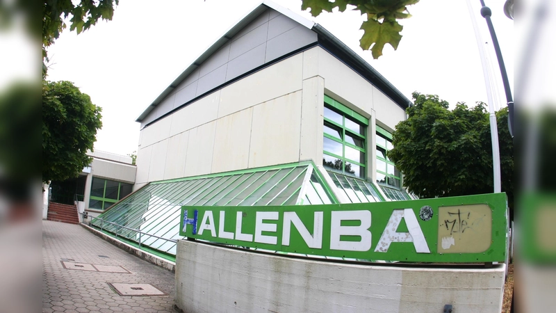 3,3 Millionen Euro will die Regierung von Oberbayern in den Neubau des Sportcampus Riemerling investieren. Davon betroffen ist auch das Schwimmbad, das bereits sehr in die Jahre gekommen ist. (Foto: VA)