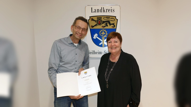 Landrätin Andrea Jochner-Weiß bei der Bestellung des neuen Wespen- und Hornissenberaters Alexander Kotz. (Foto: Landratsamt)