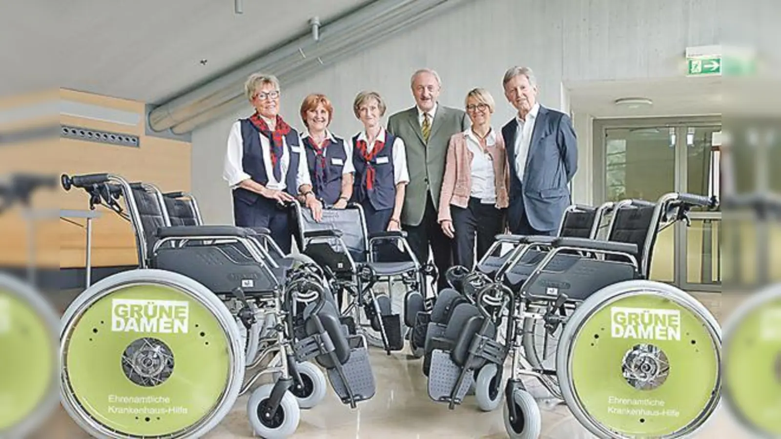 Von rechts: Michael Molls (Rotary Club München Friedensengel), Imma Basel (Sprecherin Grüne Damen), Markus Schwaiger (Ärztlicher Direktor des Klinikums rechts der Isar) sowie drei Grüne Damen bei der Übergabe der Rollstühle.	  (Foto: M. Stobrawe, MRI)