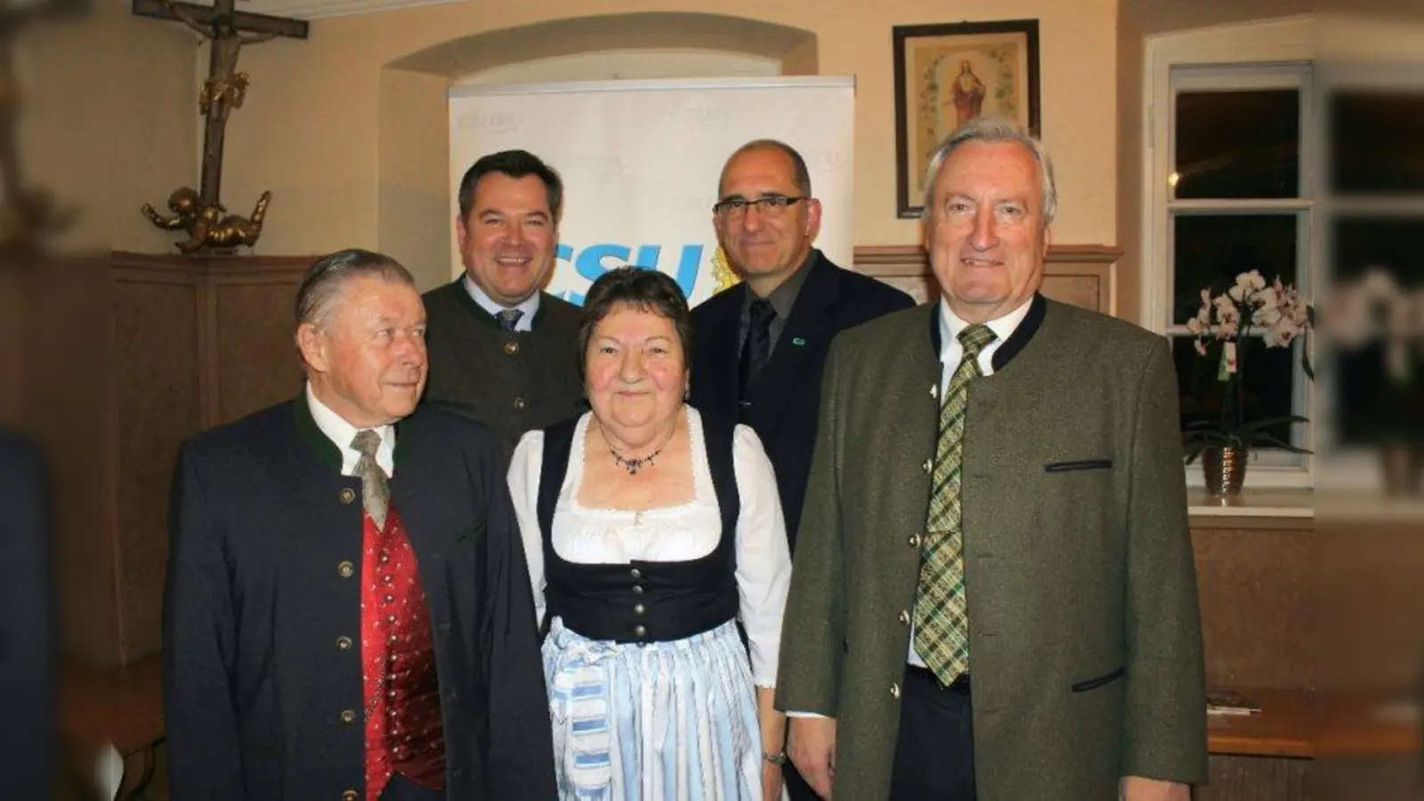 Die geehrten Obermenzinger Maria und Josef Christoph sowie Peter Xaver Igl (vorn v.l.) mit OB-Kandidat Josef Schmid und CSU-Ortsvorsitzenden Frieder Vogelsgesang (dahinter v.l.). (Foto: US)