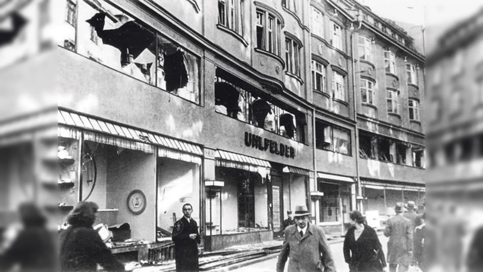 Das in der Pogromnacht 9./10. September 1938 zerstörte  jüdische Kaufhaus Uhlfelder.  	 (Foto: Stadtarchiv)