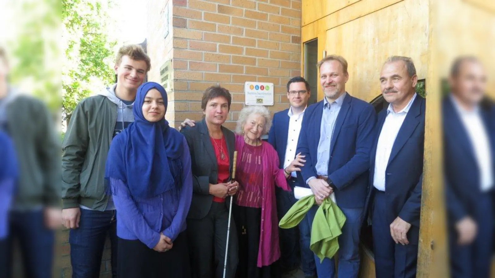 Enthüllung des Signets (von links nach rechts): Vertreter der SMV (Schülermitverwaltung), die Behindertenbeauftragte der Bayerischen Staatsregierung Irmgard Badura, Schulgründerin Barberina Derksen, Elternbeiratsmitglied Benno Köbler, der Pädagogische Leiter Manfred Selg sowie der Geschäftsführer Jan Derksen. (Foto: Schule)