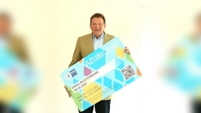 IHK-Präsident Eberhard Sasse mit der AzubiCard: Das neue Dokument soll die Dokumentation der Ausbildung vereinfachen und zu mehr Identifikation der Azubis mit Beruf und Betrieb führen. (Foto: IHK München / faces by frank)