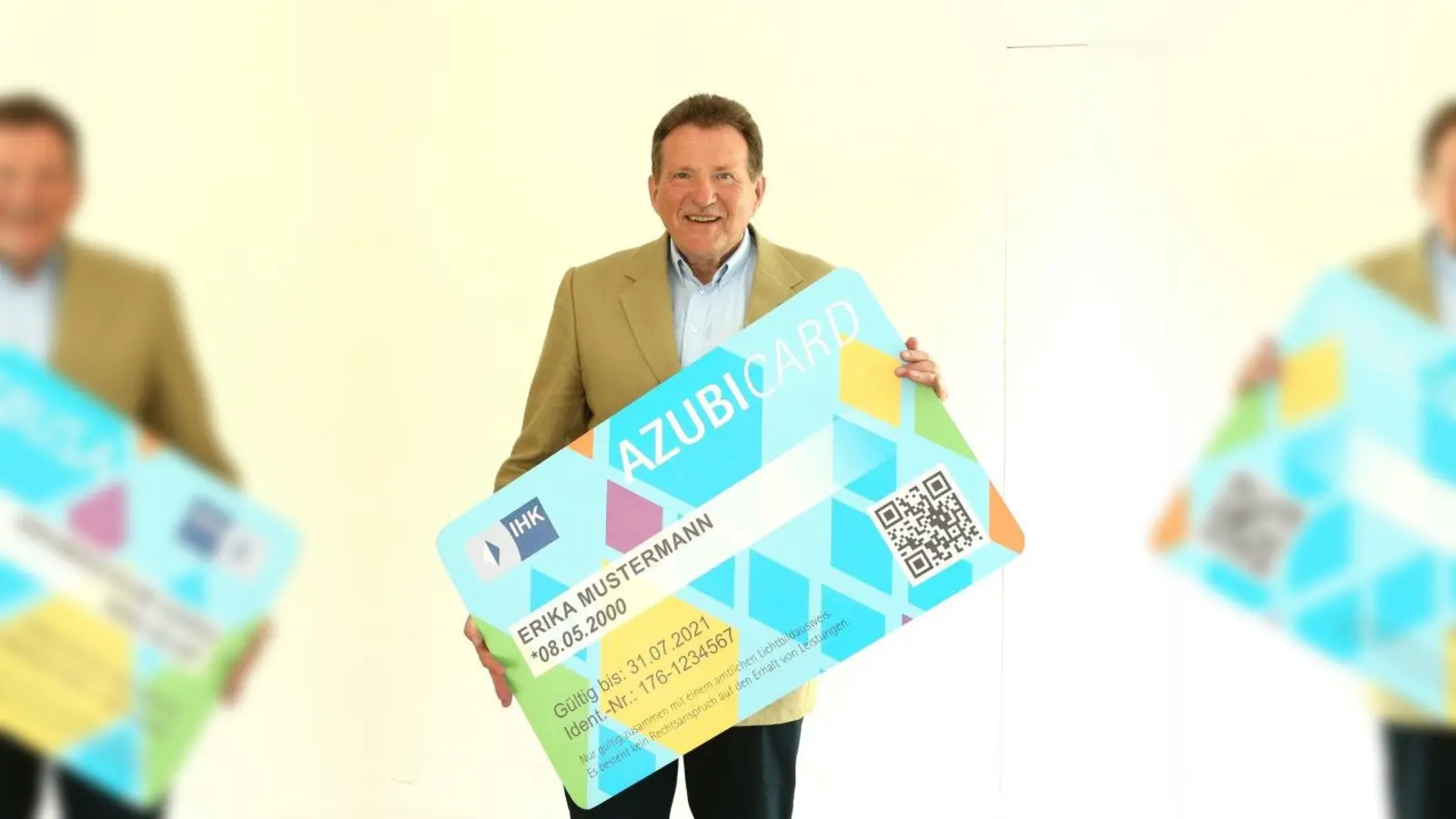 IHK-Präsident Eberhard Sasse mit der AzubiCard: Das neue Dokument soll die Dokumentation der Ausbildung vereinfachen und zu mehr Identifikation der Azubis mit Beruf und Betrieb führen. (Foto: IHK München / faces by frank)
