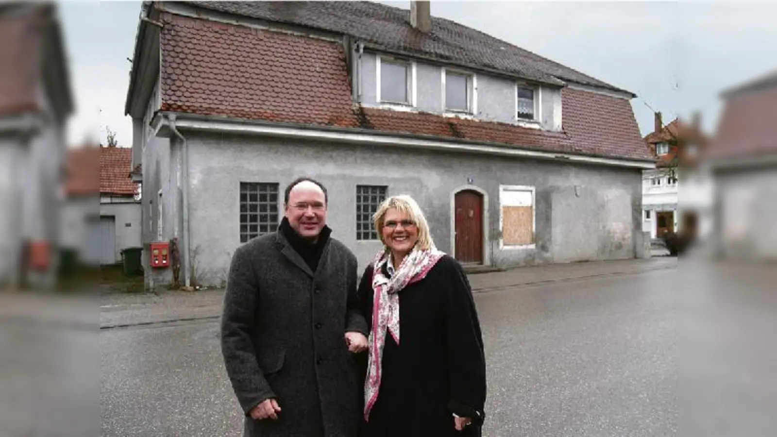 Von außen sieht man es dem Garchinger Gesindehaus nicht an, doch innen ist der Verfall weit fortgeschritten  jetzt hoffen VHS-Leiter Dr. Lothar Stetz und Bürgermeisterin Hannelore Gabor auf das Konjunkturpaket II. 	 (Foto: ba)