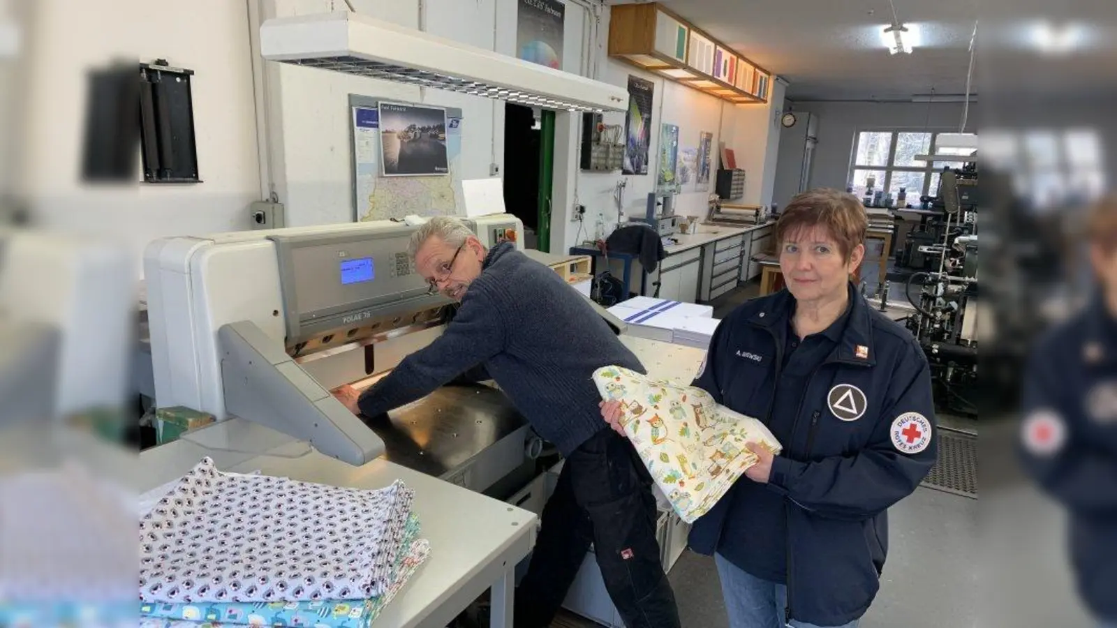 Peter Helfer in seiner Papiermanufaktur mit Angelika Gumowski. (Foto: BRK)