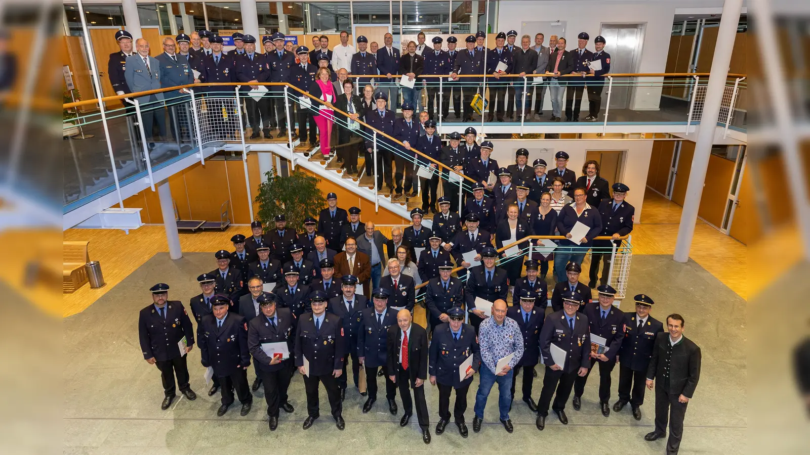 Landrat Stefan Frey (rechts unten) ehrte Mitglieder der Feuerwehr, des BRK, der DLRG und des THW für ihr langjähriges Engagement. (Foto: LRA Starnberg)