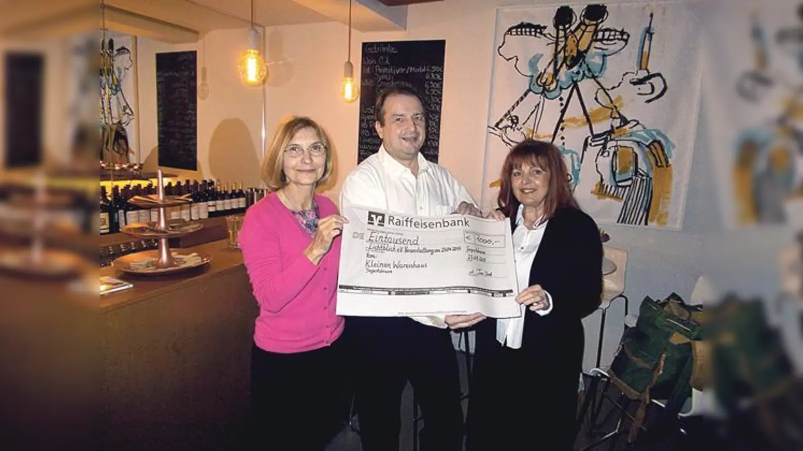 Das Team vom »Kleinen Warenhaus« übergab an die »Seniorenhilfe Lichtblick e.V.« eine Spende.	 (Foto: VA)