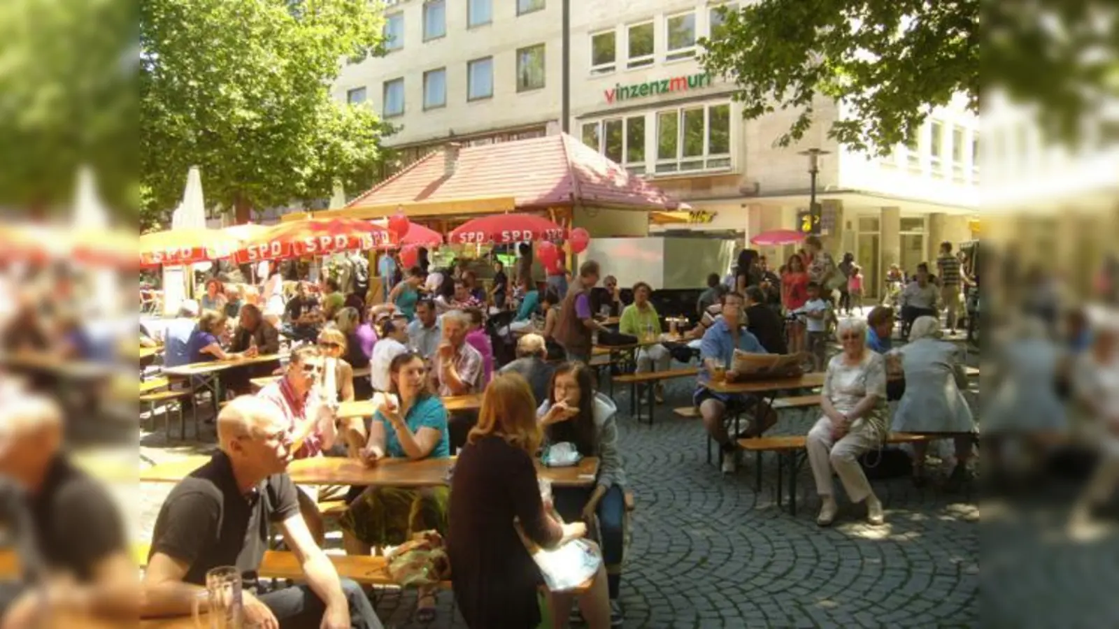 Zwanglos mit Politikern ins Gespräch kommen oder einfach mit Nachbarn und Freunden feiern: Das ist das Rotkreuzplatzfest.    (Foto: SPD)