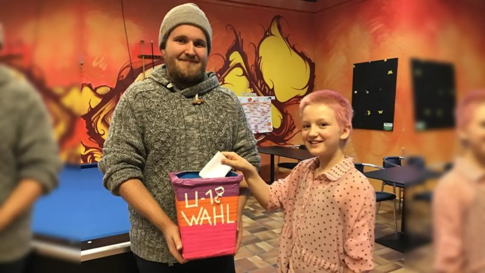 Bei der U18-Wahl konnten die Kinder und Jugendlichen in der JKW ihre Stimme abgeben. JKW-Mitarbeiter Florian Rentsch freut sich, dass auch Sophie mit von der Partie ist.  (Foto: Heike Woschee)