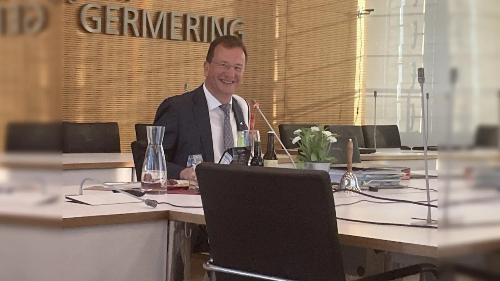 Oberbürgermeister Andreas Haas hatte den Inhalt der Germering Box vor sich aufgebaut. (Foto: pst)