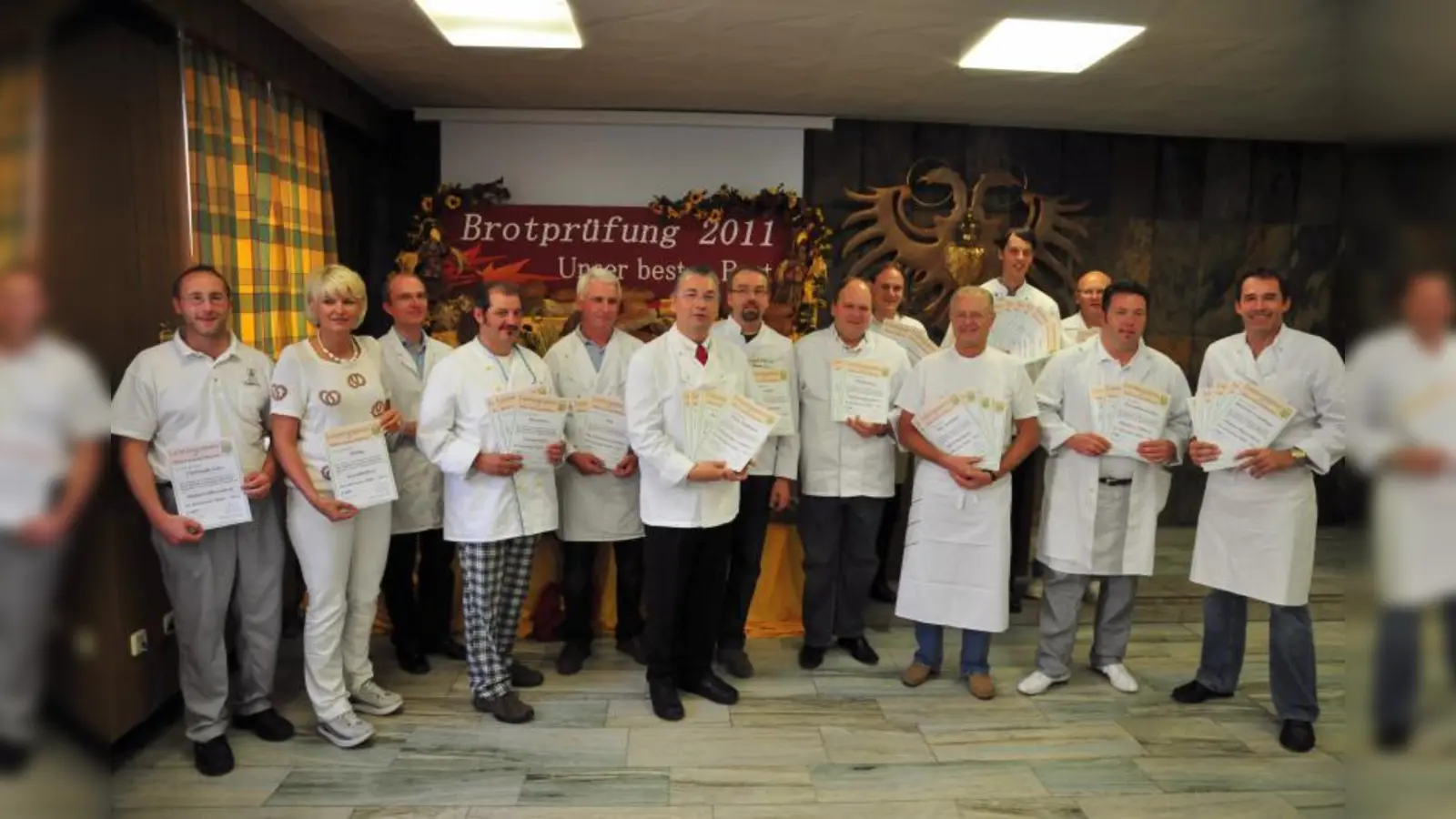 Eine Urkunde für die Verleihung des Leistungspreises für mehrjährig beste Brotqualität erhielten folgende Bäckereien (v.l.): Tobias Götz, Claudia Dümig, Bernhard Zöttl, Martin Reicherzer, Hans Majeron (Bäckerei Reis), Heinz Hoffmann, Martin Ziegler, Georg Brücklmaier, Markus Schmidt, Franz Ehrnthaller (Berg-am-Laimer Backhaus Aumüller), Magnus Müller-Rischart, Ralf Helmbrecht (Privatbäckerei Wimmer), Maximilian Stadler und Heinrich Traublinger. (Foto: pi)