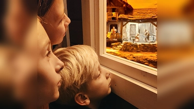 Der Krippenpfad macht die Stadt zu einer großen, offenen Galerie, die sowohl Kinder als auch Erwachsene gleichermaßen verzaubert.  (Foto: Ampertaler Krippenfreunde)