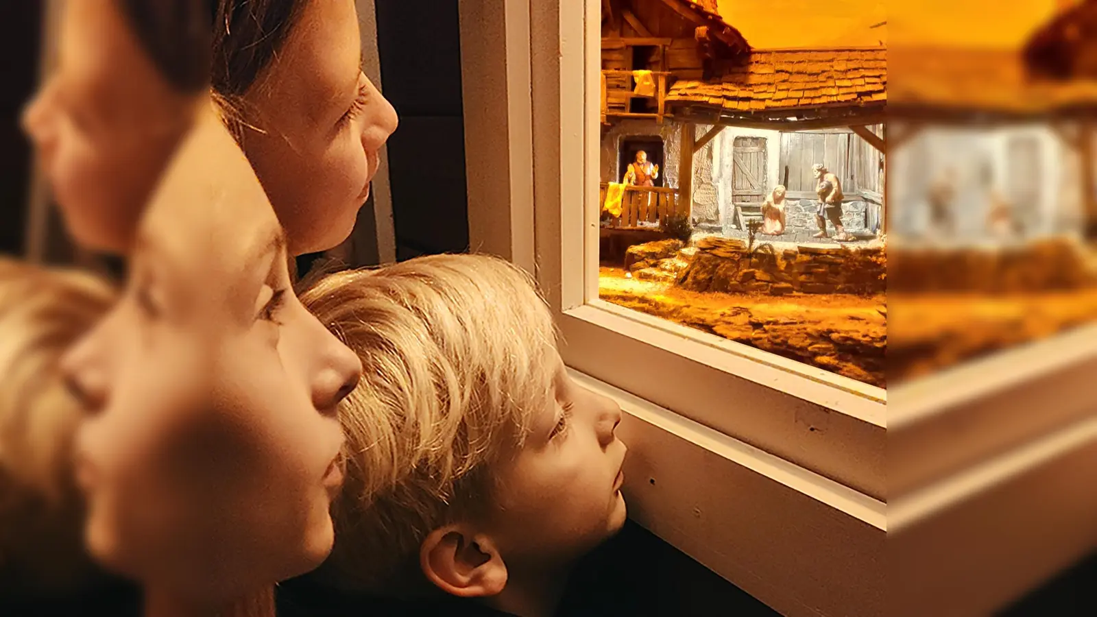 In zahlreichen Geschäften können Krippen bestaunt werden. (Foto: Ampertaler Krippenfreunde)