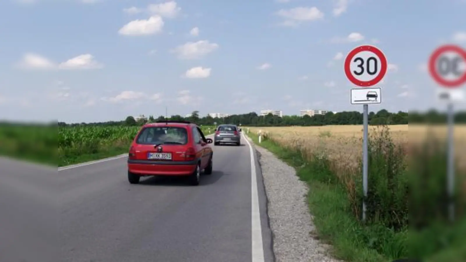 Mehrfach stehen zwar Tempo-30-Schilder am Freihamer Weg, nichtsdestotrotz sind fast alle Autos deutlich schneller unterwegs – nun soll das Kreisverwaltungsreferat nochmals überprüfen, ob die Geschwindigkeitsbegrenzung nicht auf 50 Stundenkilometer erhöht werden kann. (Foto: Eva Schraft)