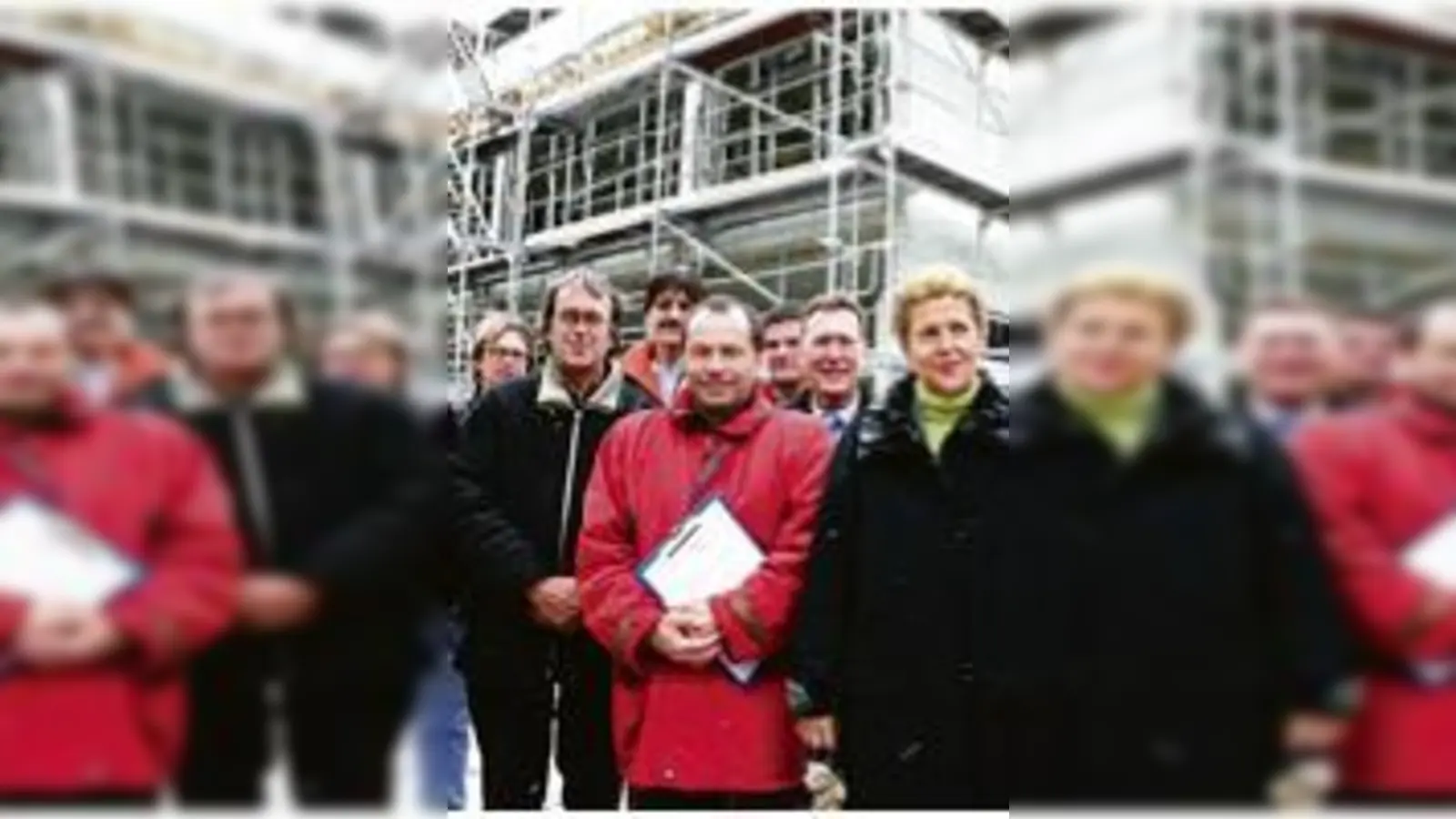 Allgemeine Zuversicht: Bürgermeister Josef Riemensberger (r.) besuchte den fertigen Rohbau mit Vertretern der Baufirmen und Schule.	  (Foto: gf)