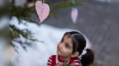Die Herzenswünsche sind von den Kindern liebevoll als Wunschherzen gestaltet worden. (Foto: KulturRaum )