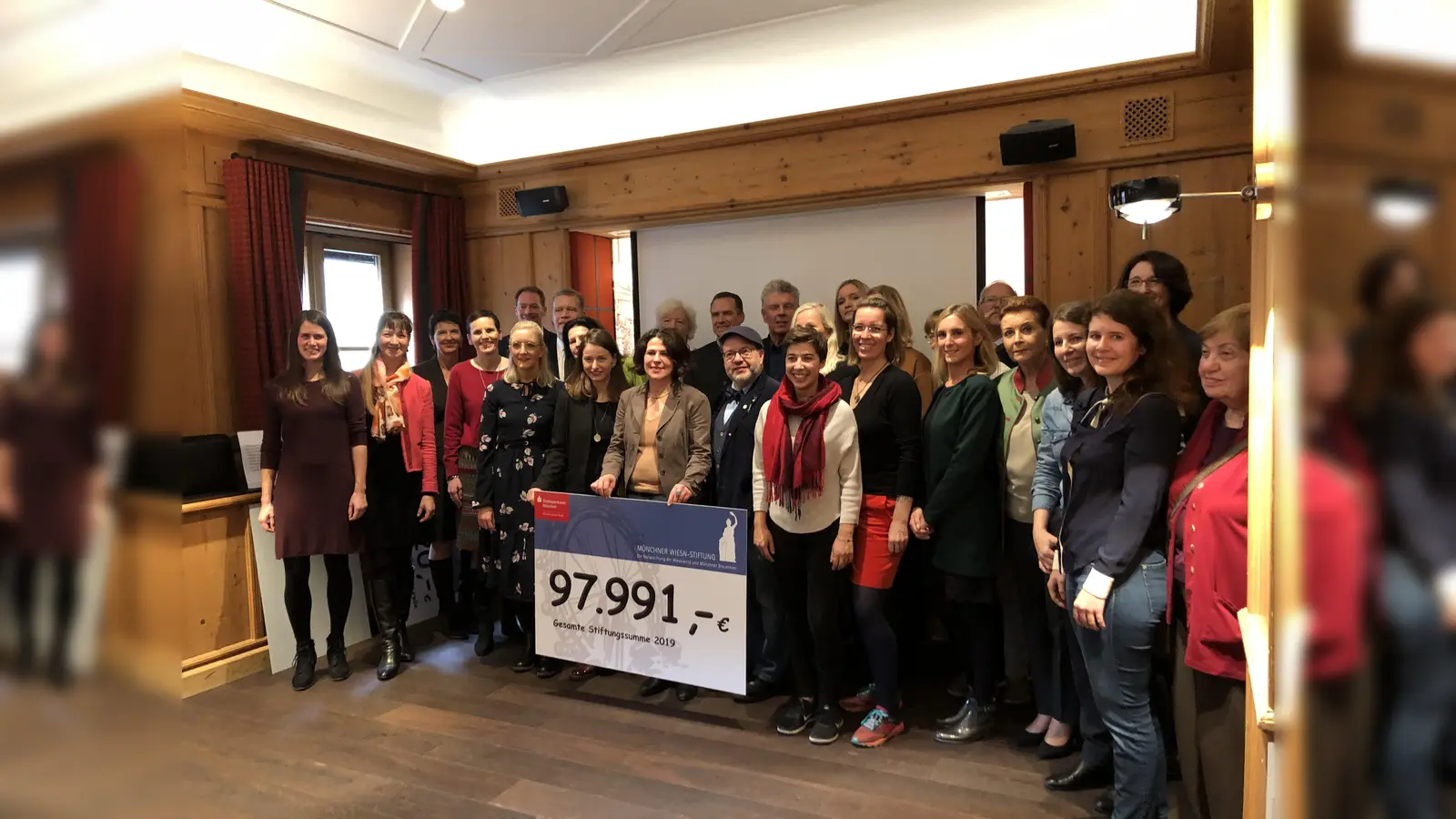 Die glücklichen Empfänger der Spendenschecks mit den Wiesn-Wirten Andreas Steinfatt, Ludwig Hagn, Peter Inselkammer und Oberbürgermeister Dieter Reiter.  (Foto: hw)