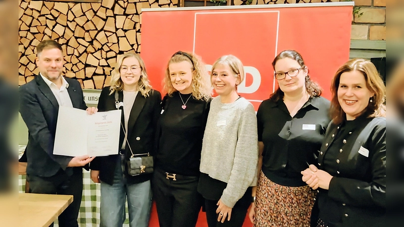 Markus Lutz (l.) und Louisa Pehle (2. v. r.) überreichten den Bürgerpreis an Elizabeta Katava, Lejla Winnerlein und Annette Oefelein (v. l.). Verena Dietl (r.) hielt die Laudatio. (Foto: tje)
