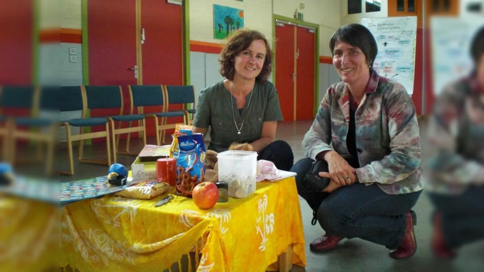 Susanne Loibl (l.), Bildungsberaterin im BildungsLokal, gab Tipps zur Bewälitgung des Schulalltags. Stefanie Waizer-Fichtl (r.), Bildungsmanagerin, informierte über das bayrische Schulsystem. (Foto: SE)