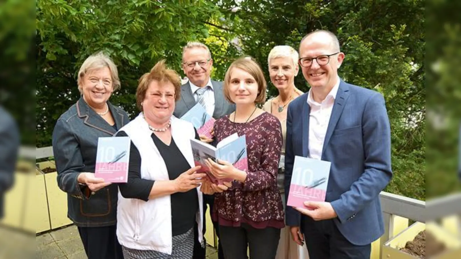 Bei der Buchpräsentation im KWA Stift Brunneck (v.l.): Johanna Rumschöttel, Erika Aulenbach, Dr. Harald Parigger, Franziska Bischoff, Gisela Hüttis und Dr. Stefan Arend.	 (Foto: Jörg Peter Urbach)