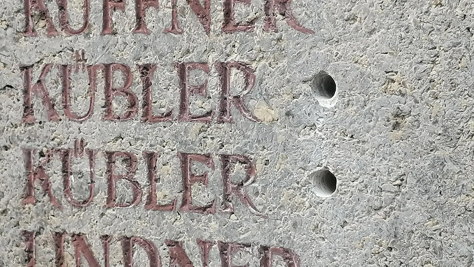 Die Löcher für die Befestigung der Überdeckung sind am Denkmal bereits vorhanden. (Foto: job)