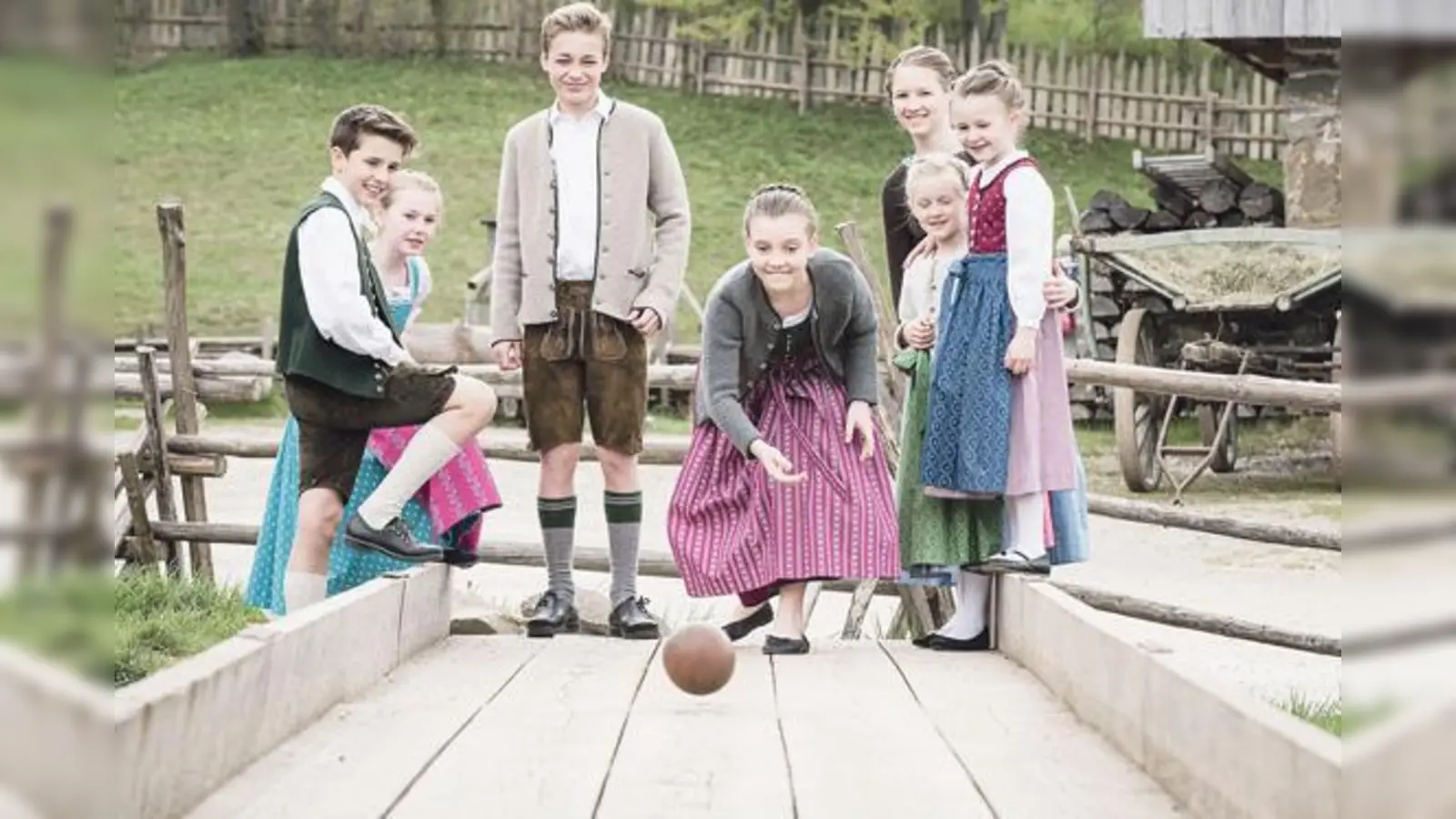 Früher beschäftigten sich Kinder mit Spielen im Freien. Langweilig wurde es dabei nie. Genau das können Kinder am 22. Oktober beim Kinderkulturherbst im Markus Wasmeier Freilichtmuseum erleben.	 (Foto: © Benjamin Kaufmann)