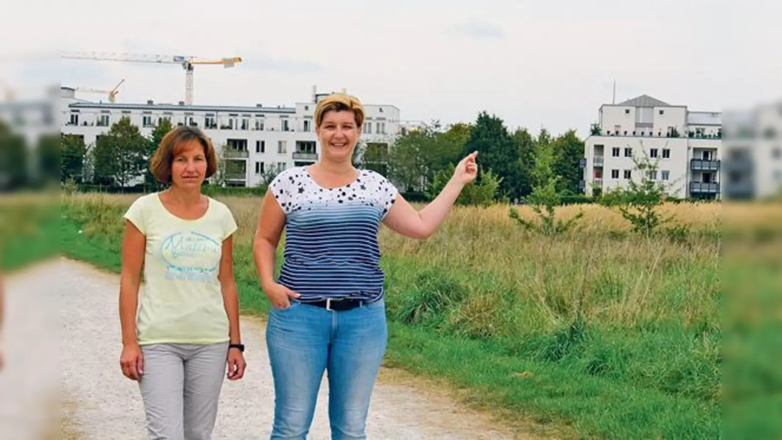 Sandra Skor (links), die Gründerin der Bürgerinitiative, mit Sandra Albrecht vor dem vom RBS favorisierten Standort des neuen Wilhelm-Hausenstein-Gymnasiums am Salzsenderweg.	 (Foto: js)