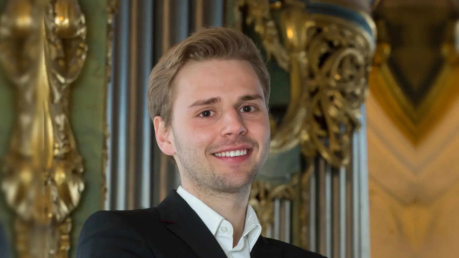 Aaron Vorderholzer leitet die Aufführung. (Foto: Anita Berger)