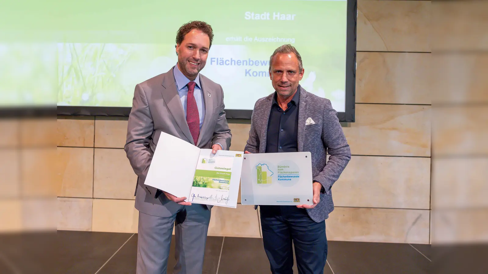 Haars Erster Bürgermeister Andreas Bukowski (links) mit Thorsten Glauber, Staatsminister für Umwelt und Verbraucherschutz. (Foto: Bayerisches Staatsministerium für Umwelt und Verbraucherschutz)