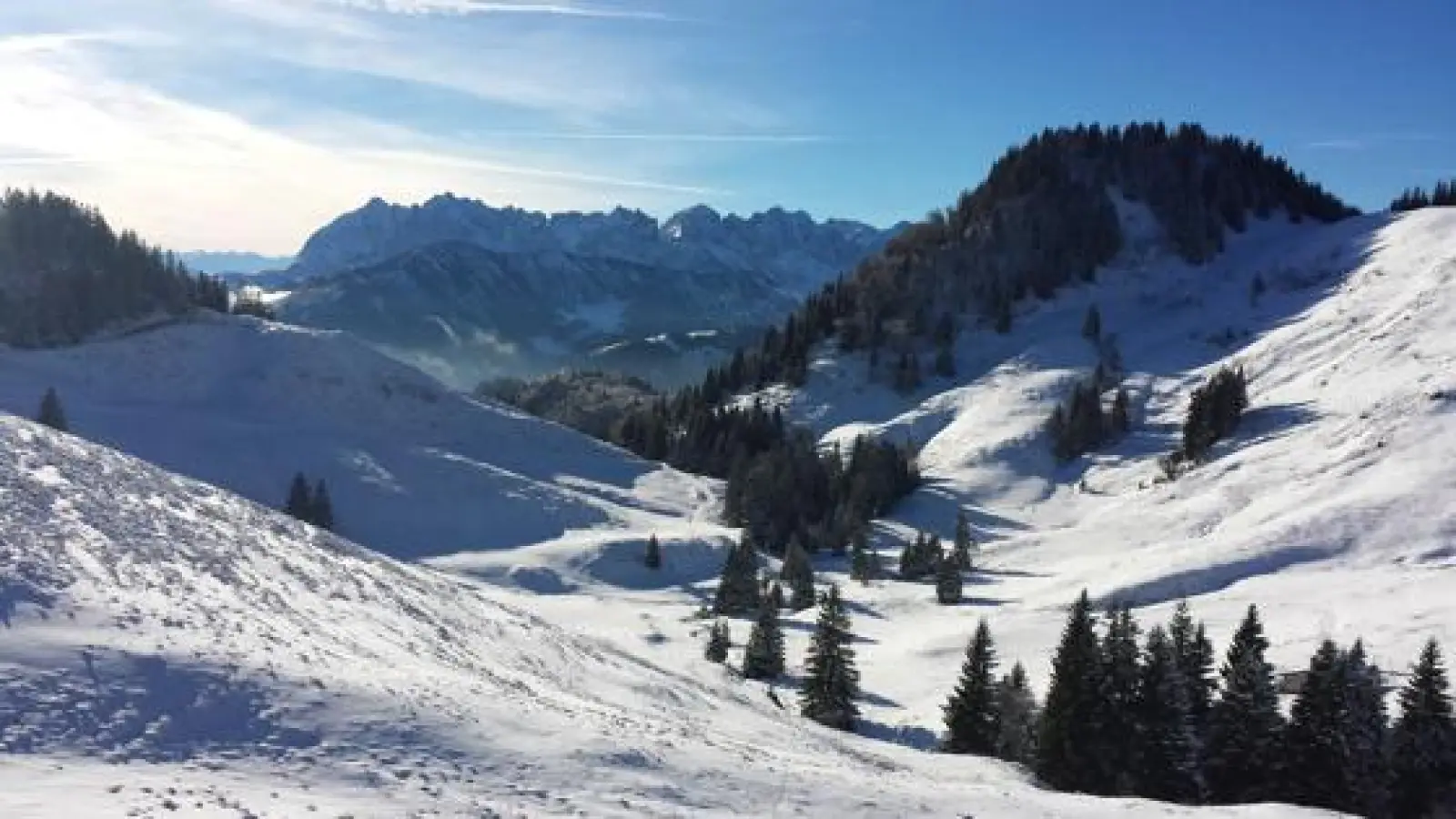 Unverspurtes Gelände und tiefverschneite Landschaften: beim Schneeschuhwandern lassen sich die winterlichen Berge abseits vom Trubel entdecken. 	 (Foto: sd)