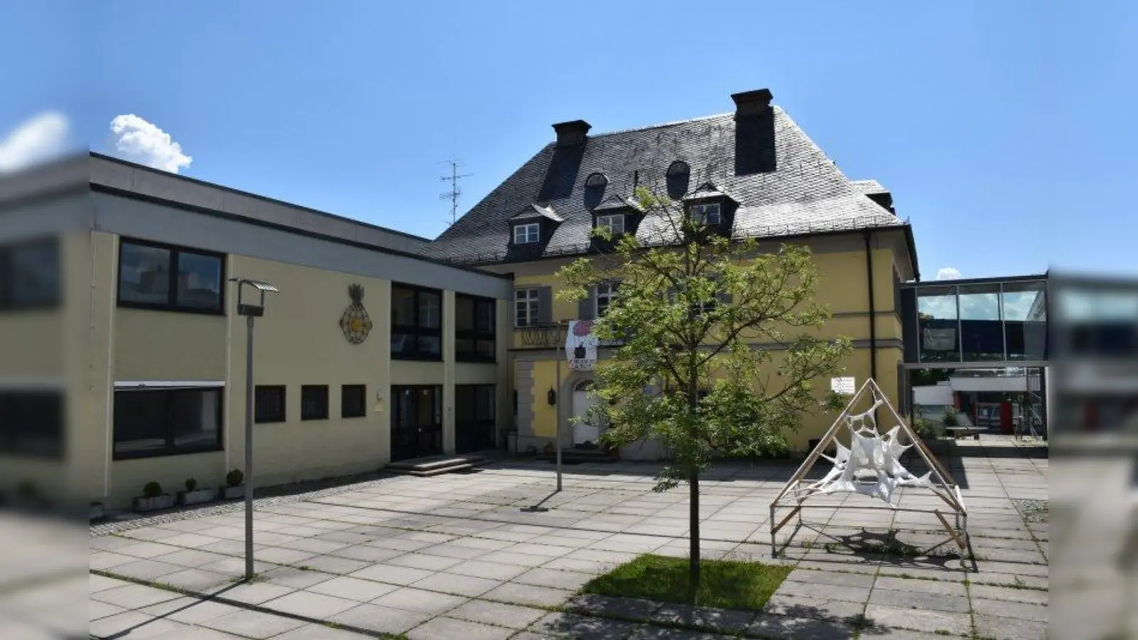 Tutzing ist die kleinste Gemeinde, die sich (noch) ein eigenes Gymnasium leistet.<br>Meist hat der Landkreis die Trägerschaft. (Foto: Hauck)