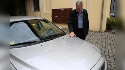 Wenn es mal wieder gehagelt hat: Die Kosten für das Ausbeulen der Karosserie übernimmt die Teilkasko.                                    Foto: Birgit Malchow/be.p