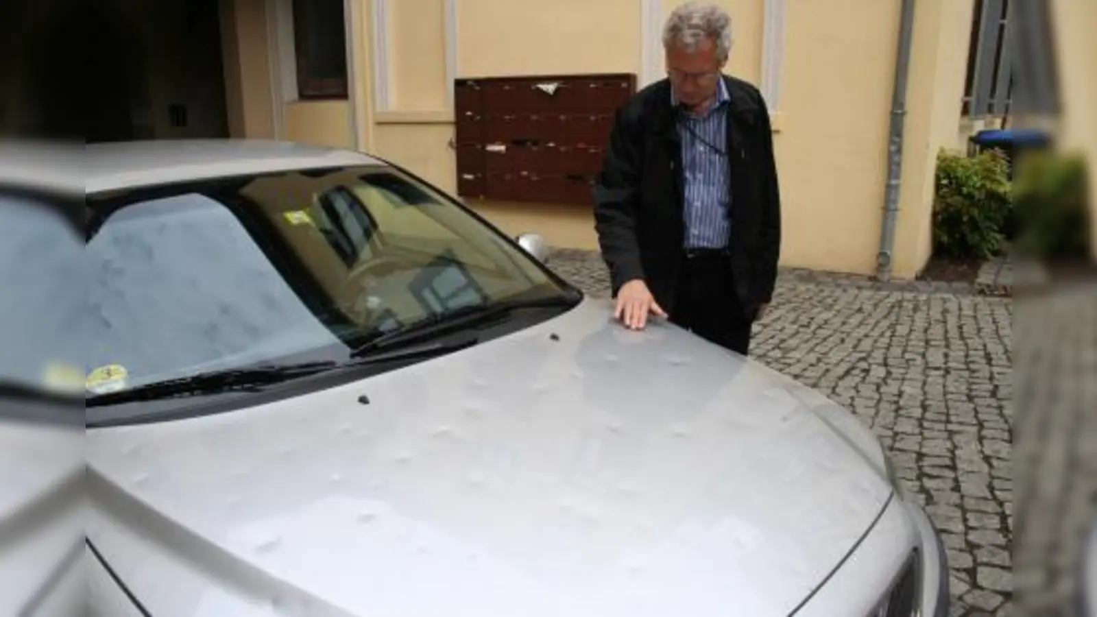 Wenn es mal wieder gehagelt hat: Die Kosten für das Ausbeulen der Karosserie übernimmt die Teilkasko.                                    Foto: Birgit Malchow/be.p