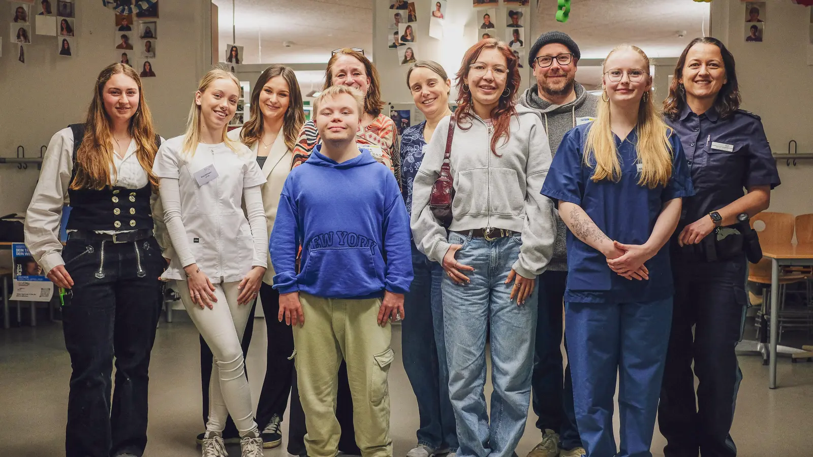 Eine stolze Ruth Lorbacher vom Schulleitungsteam (hinten Mitte), umgeben von zufriedenen Ausstellern, Schülern sowie Mitgliedern des Orga-Teams.  (Foto: © Aktion Sonnenschein/ Matthias Kostya)